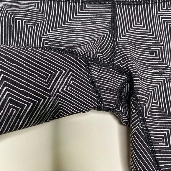 Lululemon Black White Jacquard Maze Wunder Under Crop II Leggings Size 4 - Picture 8 of 12